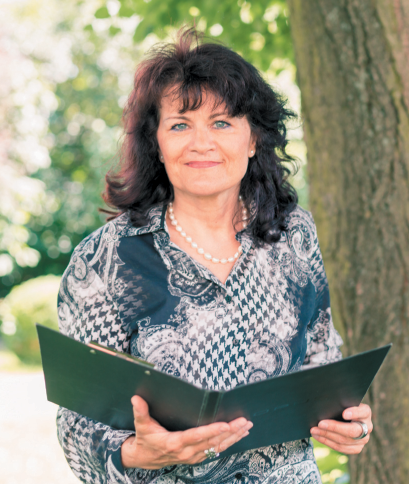 Porträt von Katharina Schenk, freie Trauerrednerin